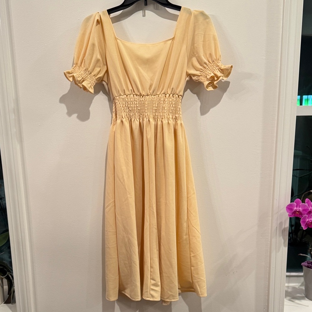 Chic Yellow Midi Dress with Smocked Waist - Picture 4 of 7